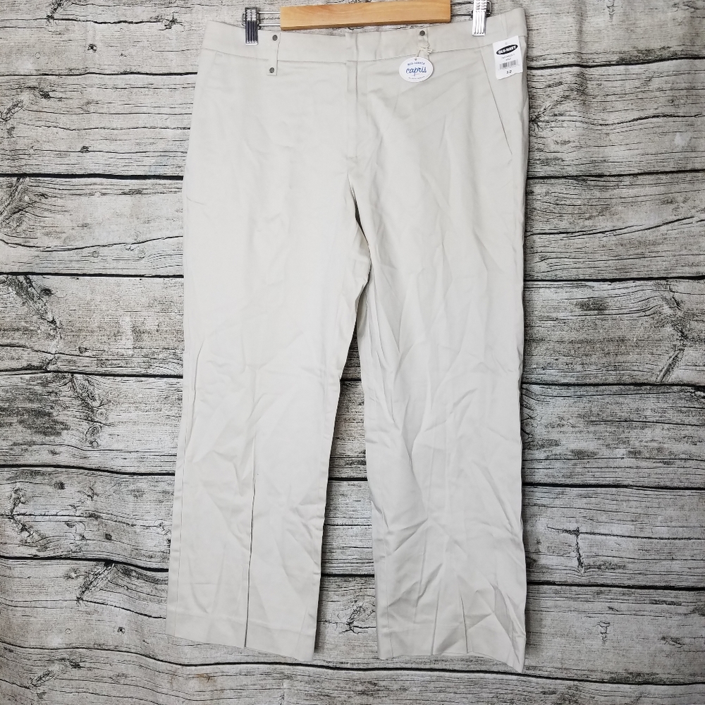 Old Navy Stretch Mid Length Capris Pants Size 12.Pit to pit approx:  17.5 inch